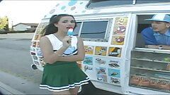 Courtney James es follada por el heladero