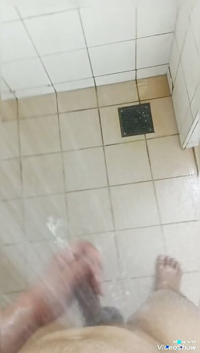 Punheta no pau e banho