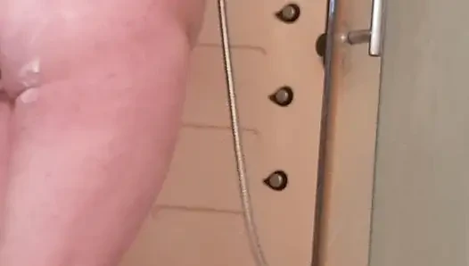 Anüsüme dildo koyuyorum, mastürbasyon yapıyorum ve iki kez boşalıyorum, ayrıca spermimi de yiyorum