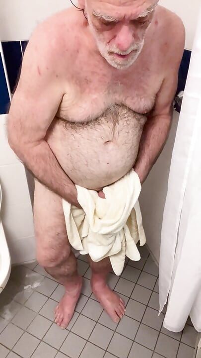 Shower Time for Coach Karl 6765