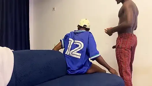 Трахнул тугую киску моей лучшей подруги перед уроком, и это казалось таким мокрым и тугим