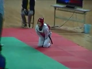 La patada de taekwondo termina la pelea