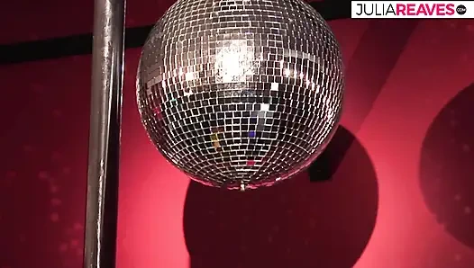 Gadis-gadis seksi saling jilat memek satu sama lain sebelum ngentot pakai dildo panjang