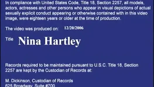 Nina Hartley трахается в гостиной ее большой задницей