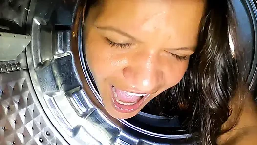 Ich bin in der waschmaschine stecken geblieben, mein schwarzer schwanz stiefsohn nutzte mich aus und fickte