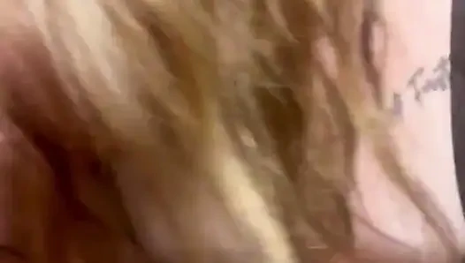 Membiarkan nyonyaku mengisap penisku saat istriku di dalam rumah