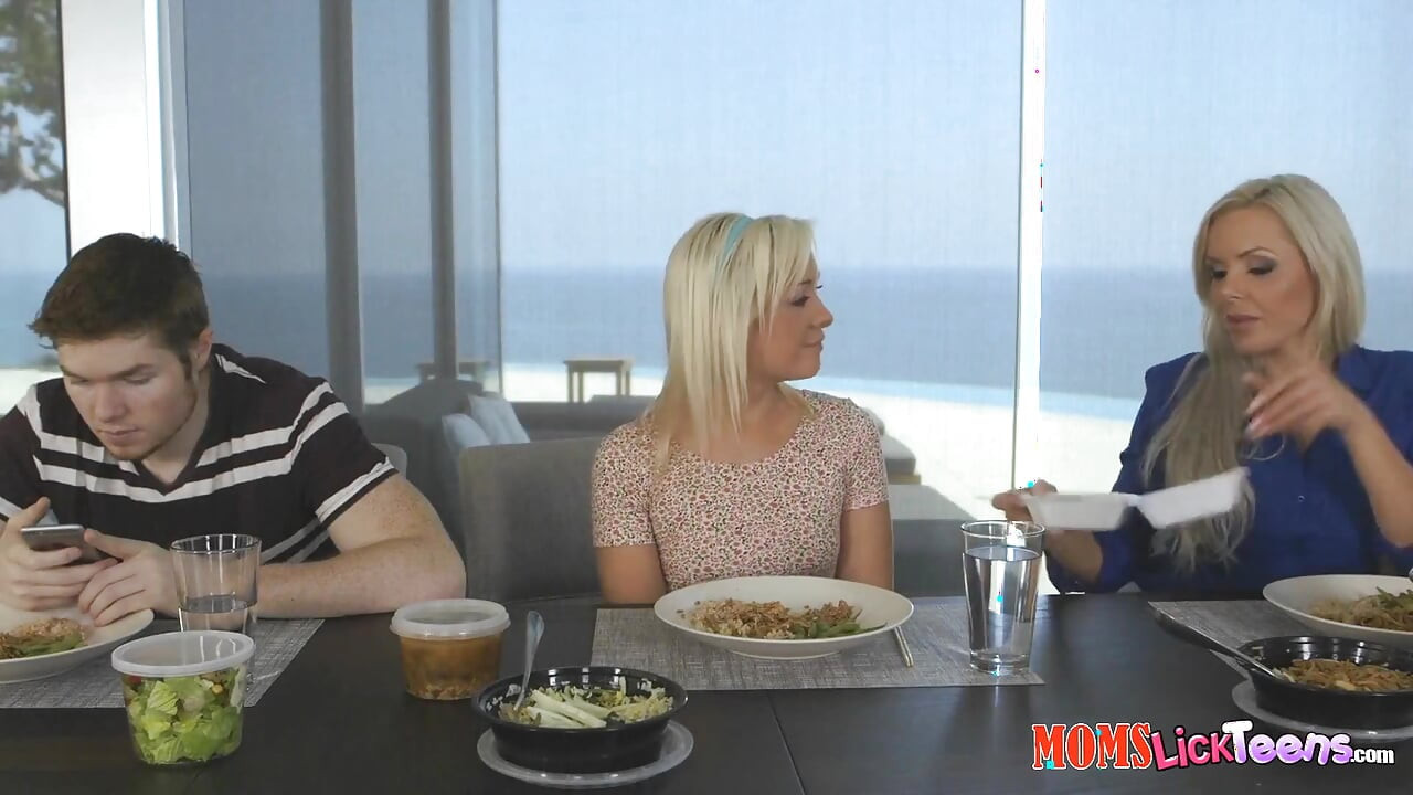Realitykings - Stunning Blonde Chic Nina Elle Ignores Her Stepson for Hot Lesbian Pussy Licking with Cleo in the Living Room
