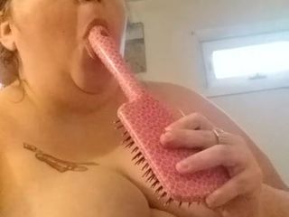 Piggy pulizia succhia il manico della spazzola per capelli