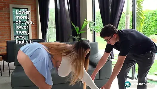 Sasha wackelt und zittert, als sie durch ein pfeifen pflügt