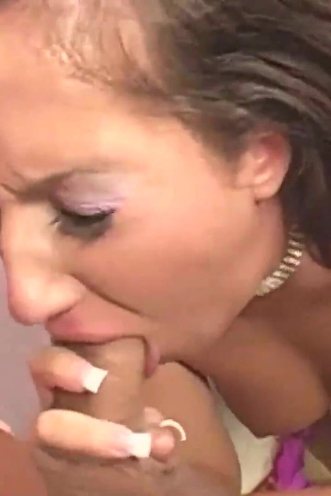 Rondborstige gebruinde brunette geniet van bezwete ruige couch-seks