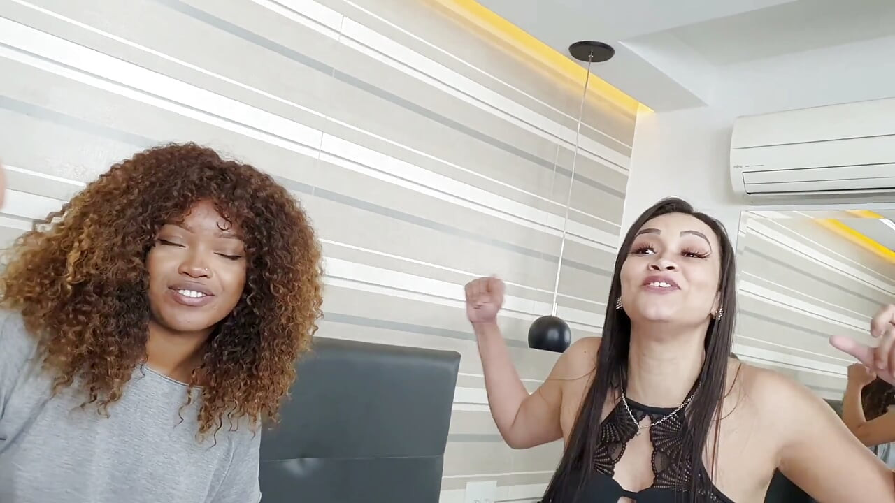 Cuspe engole extremo erótico com 4 top girls - Engole todo meu cuspe garota sexy