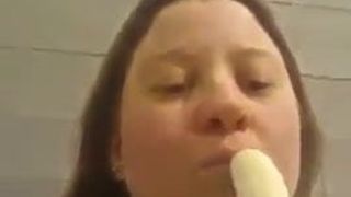 Magdalena hat eine wirklich große Banane!