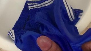 Punheta e gozada em adidas-glanzshorts com anel peniano.