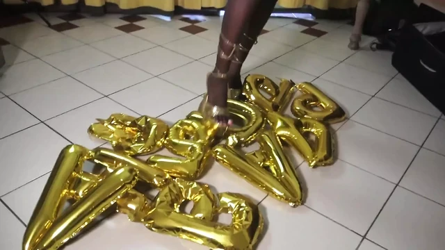 Ebony Balloon Heel Crushing!