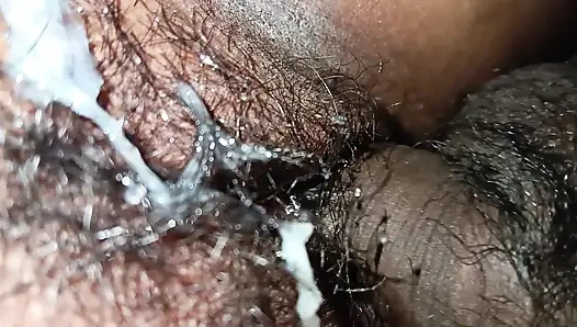 Bhabi ke Ghar uski chut par mal gira
