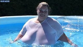 Ssbbw na piscina com peitos grandes e flácidos