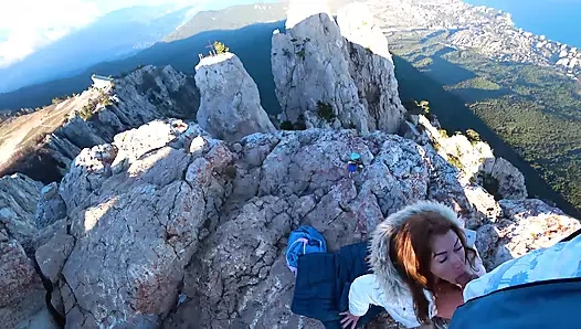 Bu güzel şehvetli güzelliğin abs'lerine büyük bir boşalma olana kadar uçurumda riskli halka açık sikiş