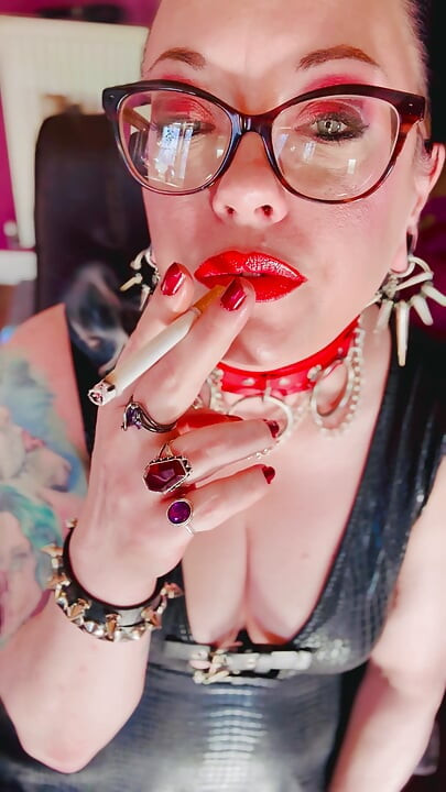 Fată gotică în ochelari fumează o țigară pentru tine - Tina Snua fumează o neagră cu atârnări OMI OME Snap Inhales