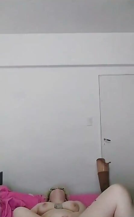 Novo vídeo: Latino amputado gritando por paus
