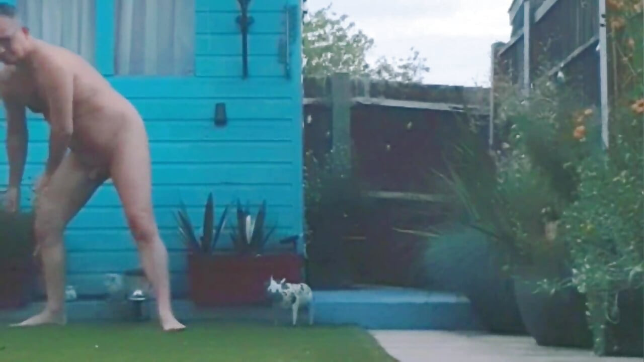 Teşhircilik ve heyecan için açık havada çıplak