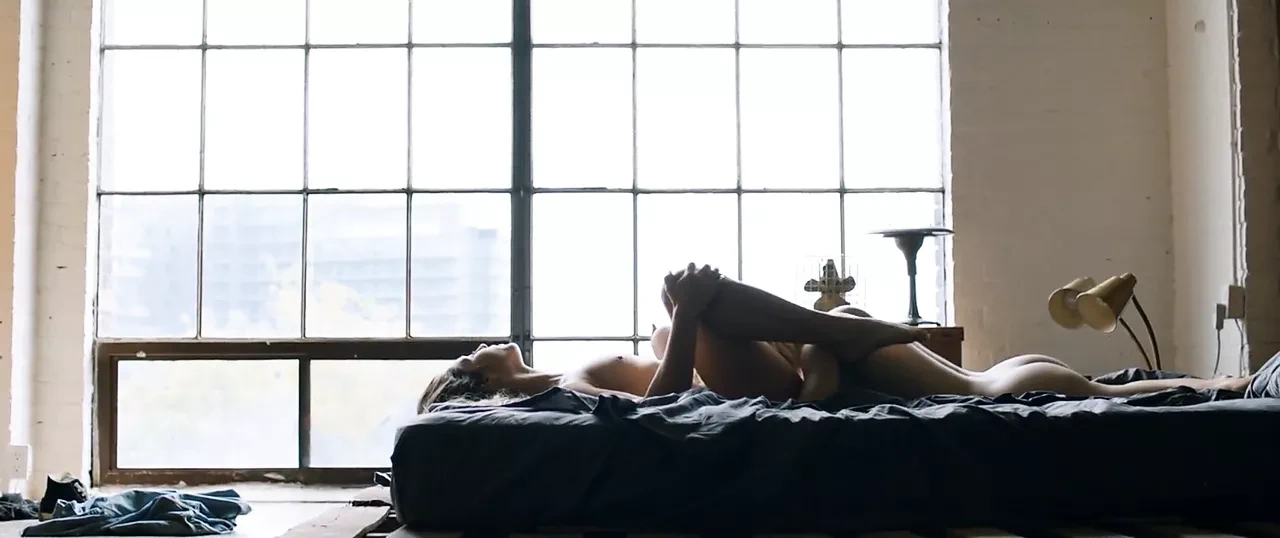 色情加拿大 - 她的嘴下面（2016） Fhd