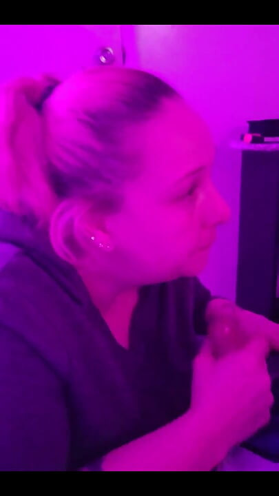 Žena daje nestašan pušenje