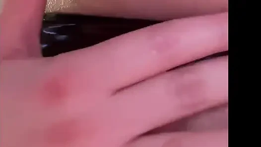 Pertunjukan oli lagi asik masturbasi memeknya - closeup Fingering memek dan minyak pantat dan toketnya yang berlumur minyak
