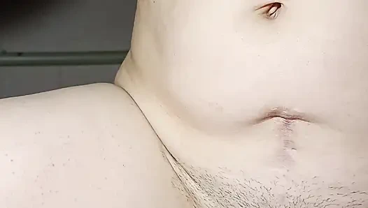 Yarağı ovup sikiştikten sonra sıkı amcığın içine boşalıyor