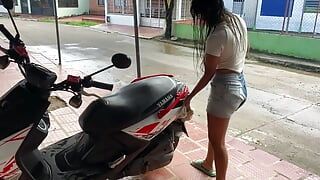 Me follé a mi vecina sexy cuando estaba lavando su motocicleta