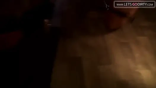 Gadis pirang mengikat kekasih lalu menikmati pijat kaki