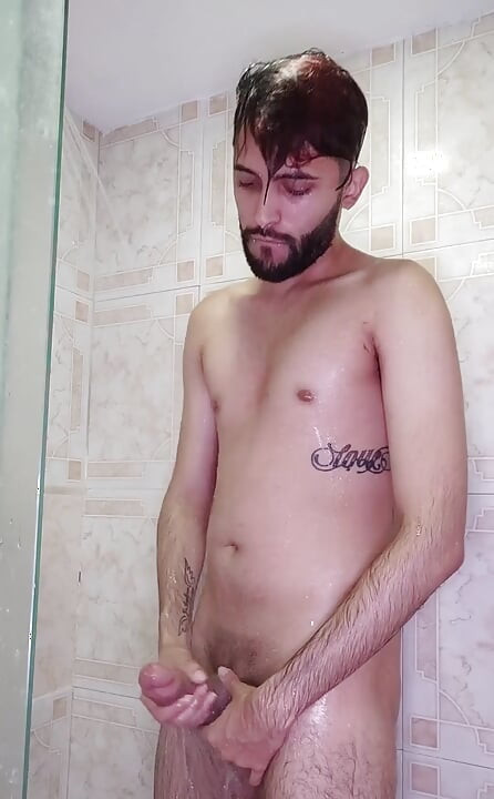 Голям кур под душа