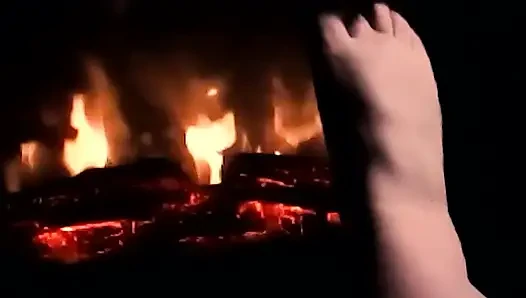 Cewek sange ini menghangatkan kakiku di atas api sampai kontol dan pelermu berkeringat!