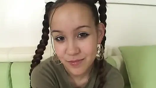 Schönes junges asiatisches mädchen mit zahnspange und zöpfen lutscht schwanz im pov-stil