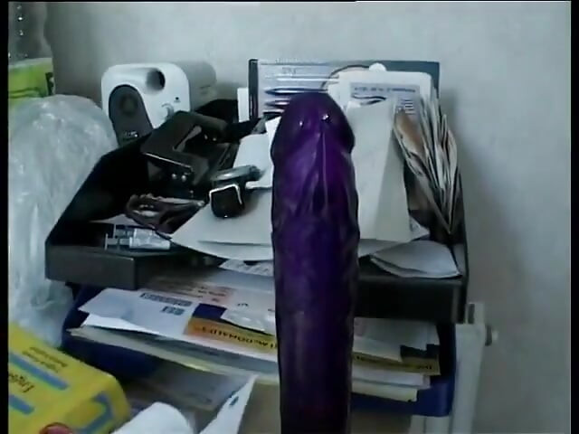 O gagică frumoasă cu păr negru purtând ciorapi și tocuri înalte este futută adânc