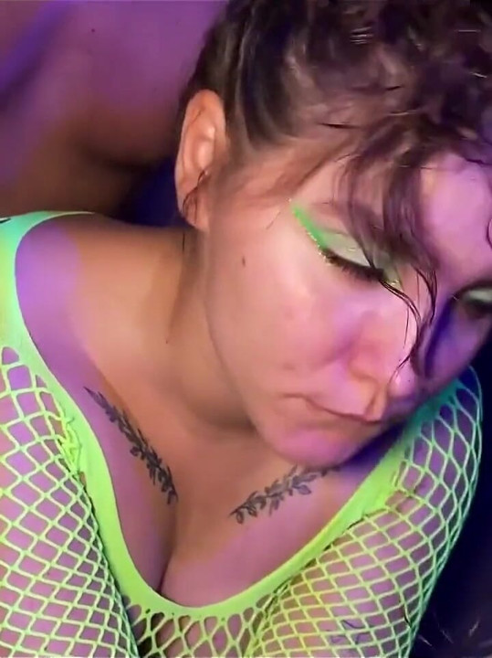 Conocí a una chica en una fiesta de sexo