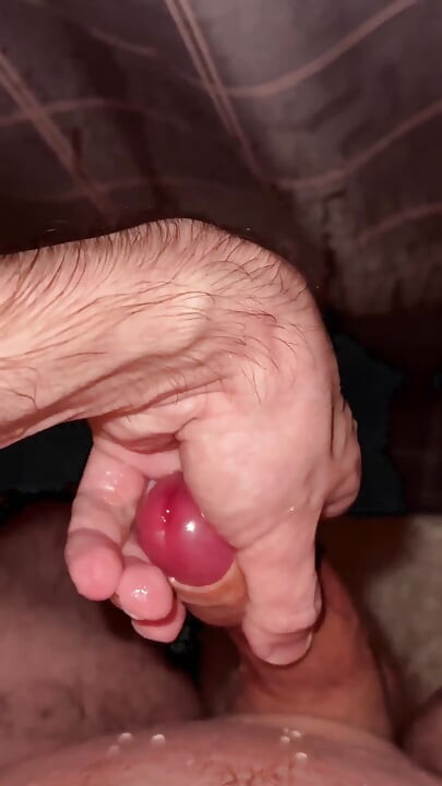 Bigdickdouggg duşta mastürbasyon yapıyor ve edepsizce konuşuyor.