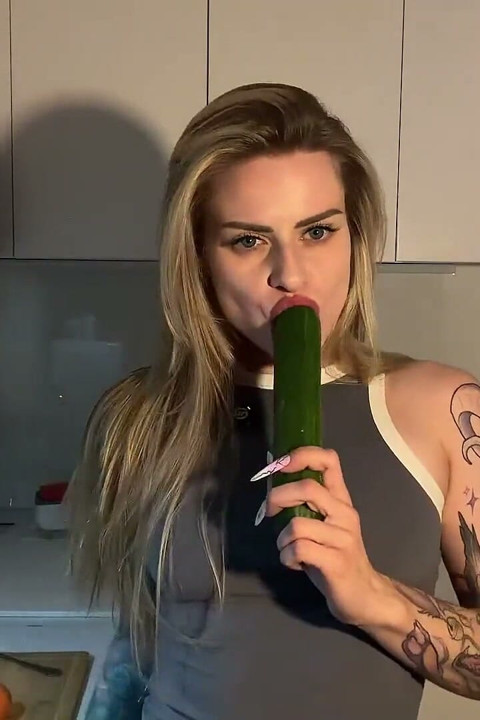Alice Deliora neukt haar poesje en kont met komkommer en wortel dubbele penetratie + pissen