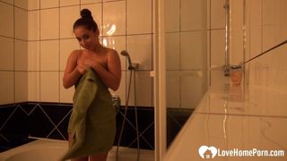 Erstaunliche Brünette lässt ihren Mann ihre Dusche aufnehmen