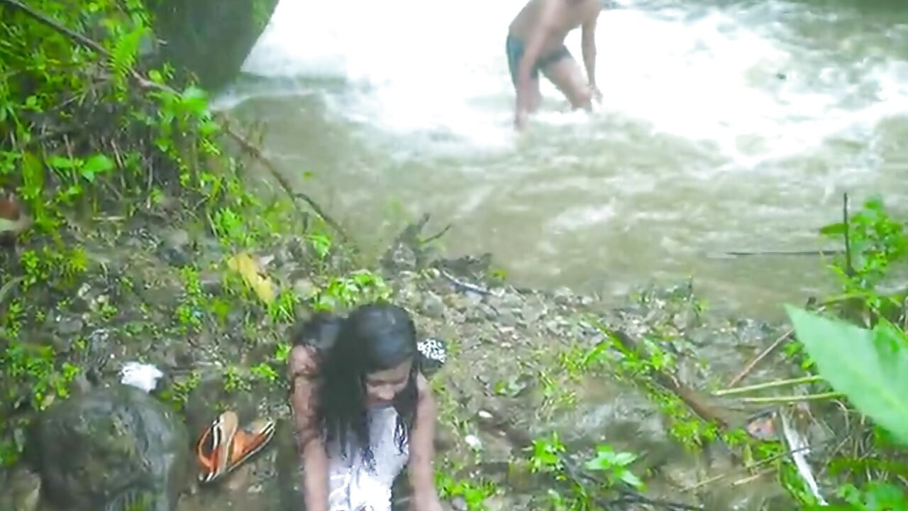 Desi girl ko nahate samye hi pakd ke jabbar dasti pela