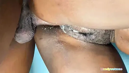 Aku pergi ke rumahku di akhir pekan dan ngentot tunangannya habis-habisan di toilet!
