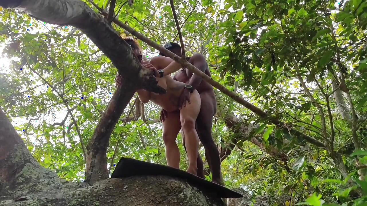 FRIEND I CAUGHT IT IN THE FOREST AND I PUT MY COCK VERY HARD GIVING A SIP INSIDE MY ASS