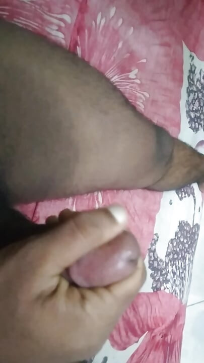 德西瘦男人獨自一人 雅克和手裡的精液...觀看到最後，讓您滿意