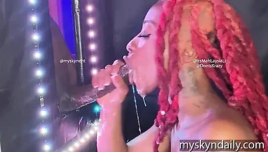 Hals-ziegel bekommt einen großen schwarzen schwanz