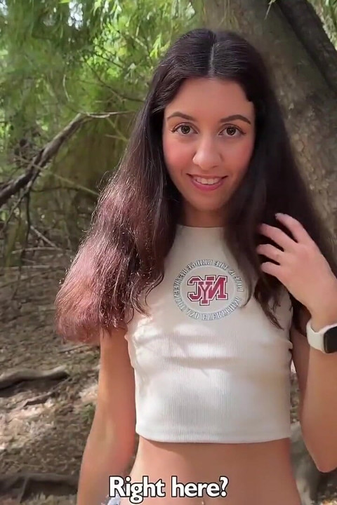 Caroneira com tesão quer chupar e foder em uma viagem de acampamento - sexo arriscado e caminhada