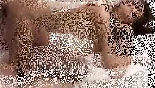 Seksi esmer sakso çektikten sonra domalarak sikişmek için eğilmeyi seviyor