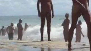 Mega Dotado na Praia de Nudismo