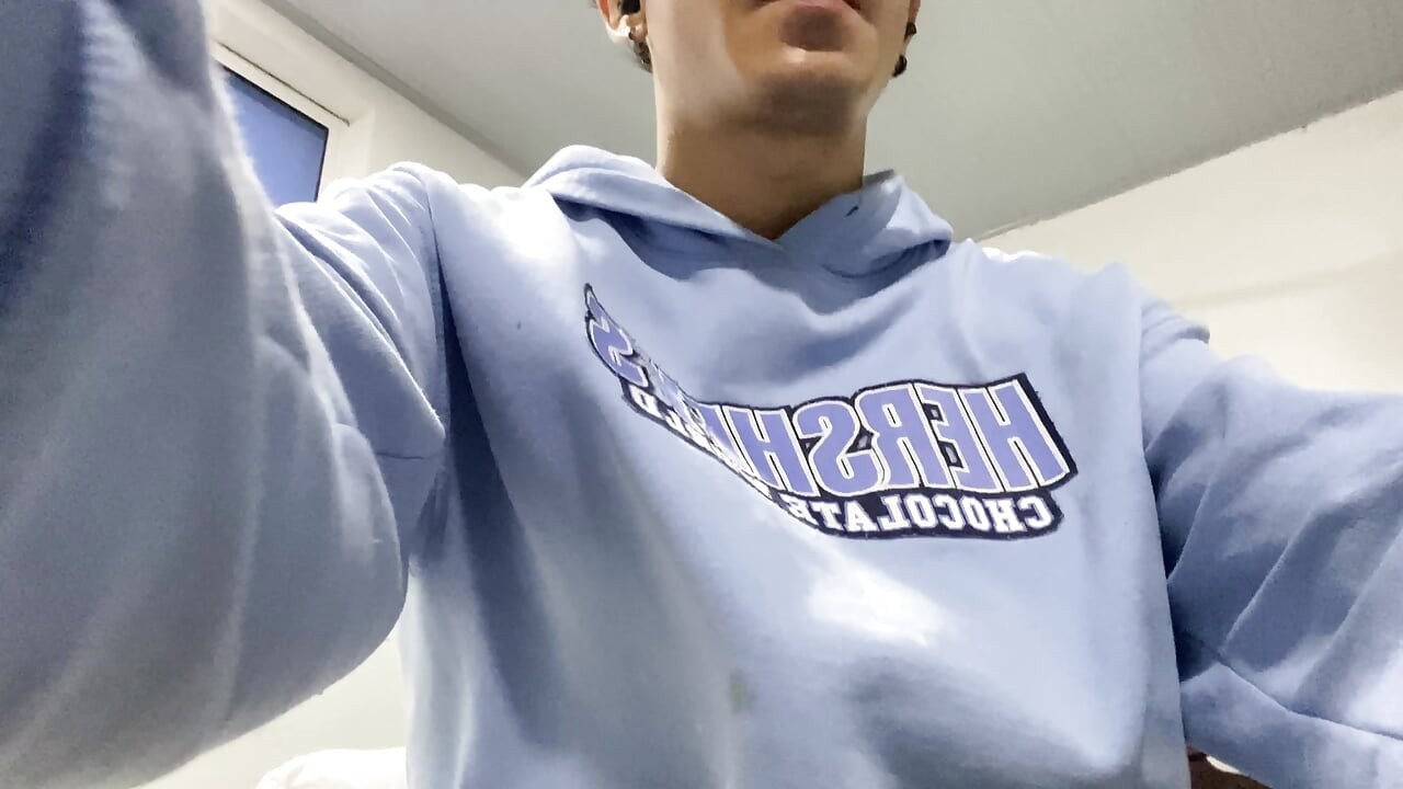 授業後にペニスをオナニーするイケメン