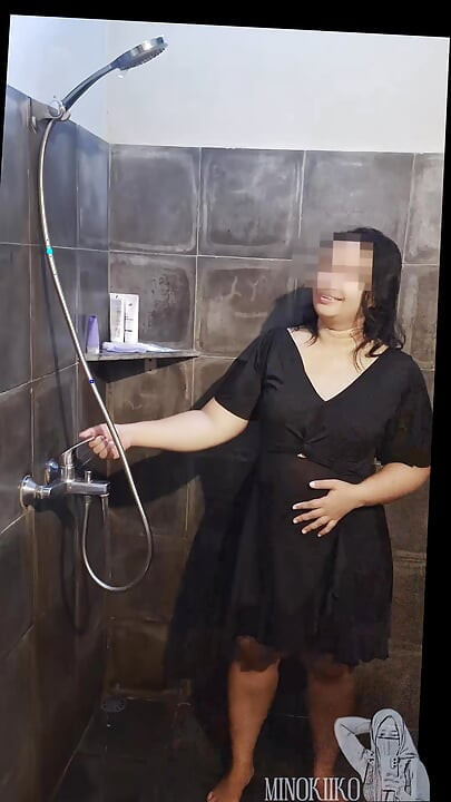 Asiática milf tomando banho de tarde enquanto férias de verão em Bali - Minokiiko