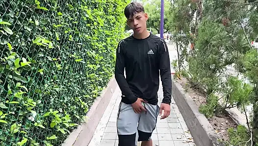 Heißer latino-junge Valentino Ricardo mit großem schwanz bekommt handjob