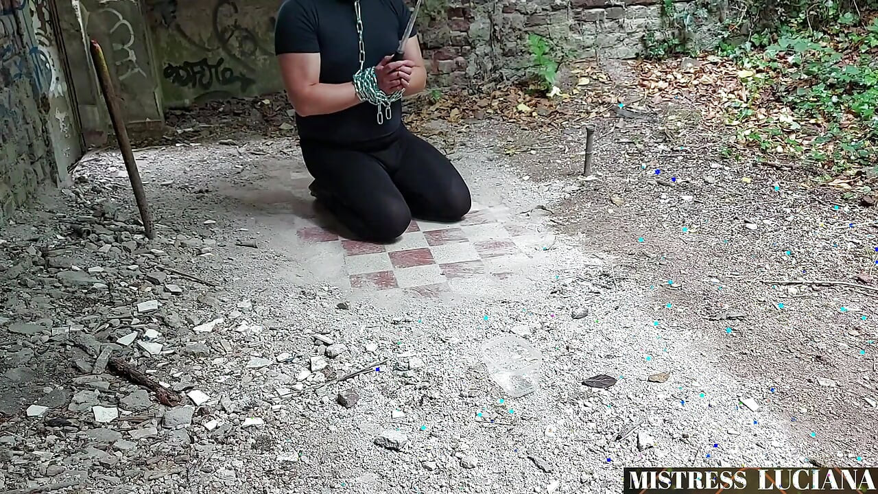 Kölenin gözüne işiyorum